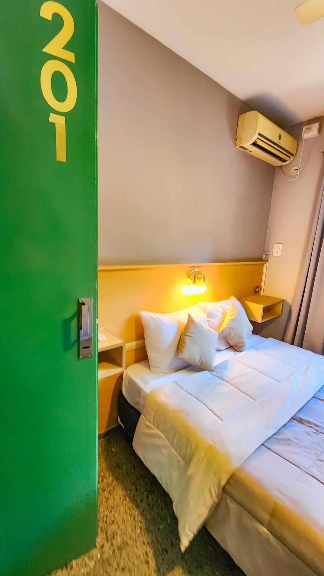 Hotel Juan B Justo Mendoza Zimmer foto